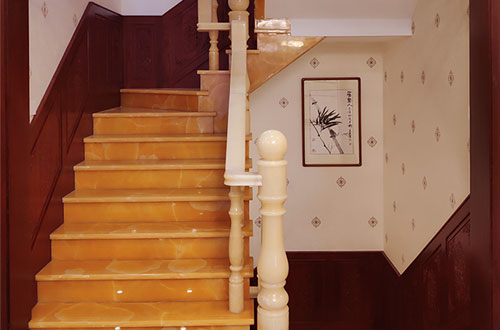 乐业中式别墅室内汉白玉石楼梯的定制安装装饰效果